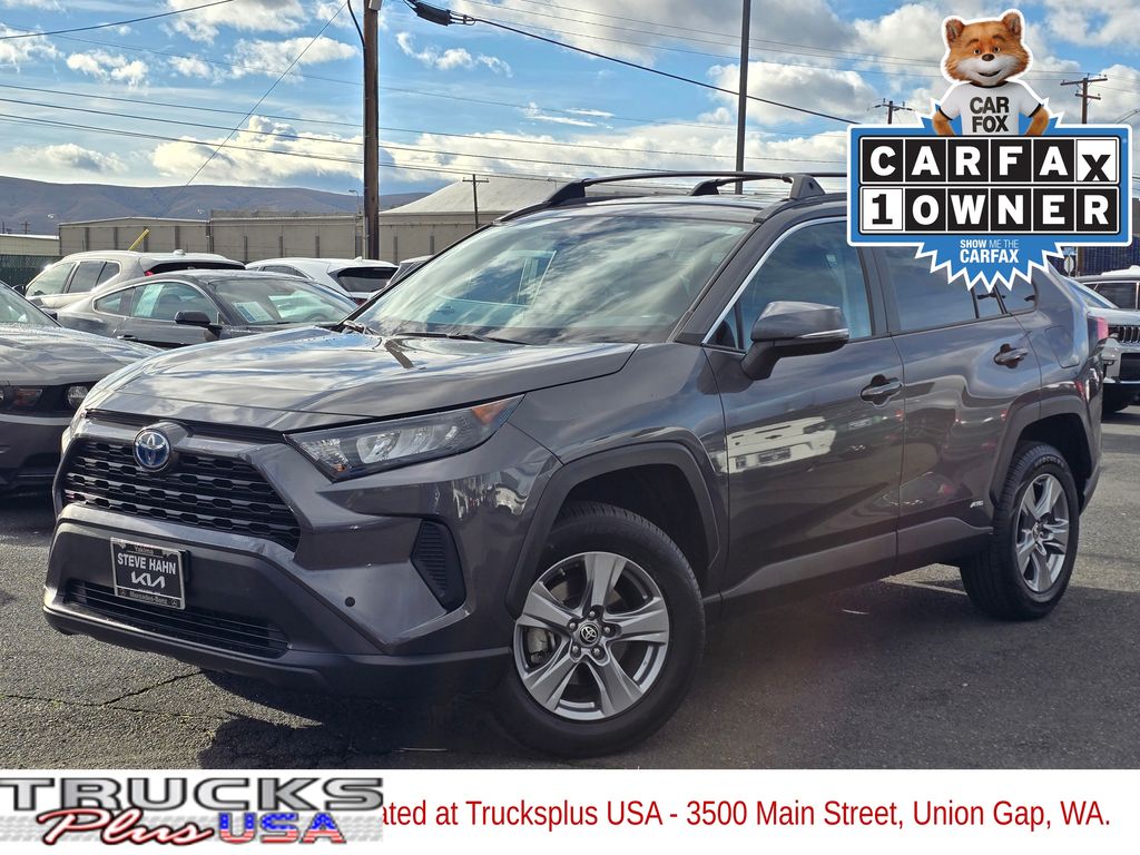 2022 Toyota RAV4 LE's photo