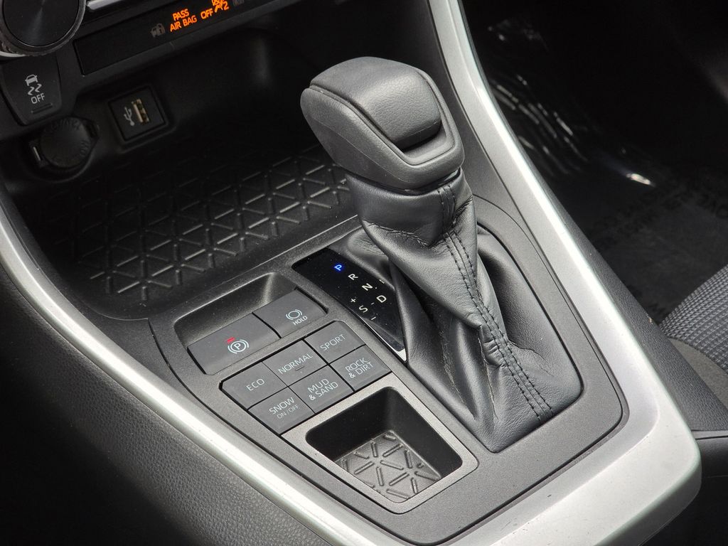 2023 Toyota RAV4 LE photo 2