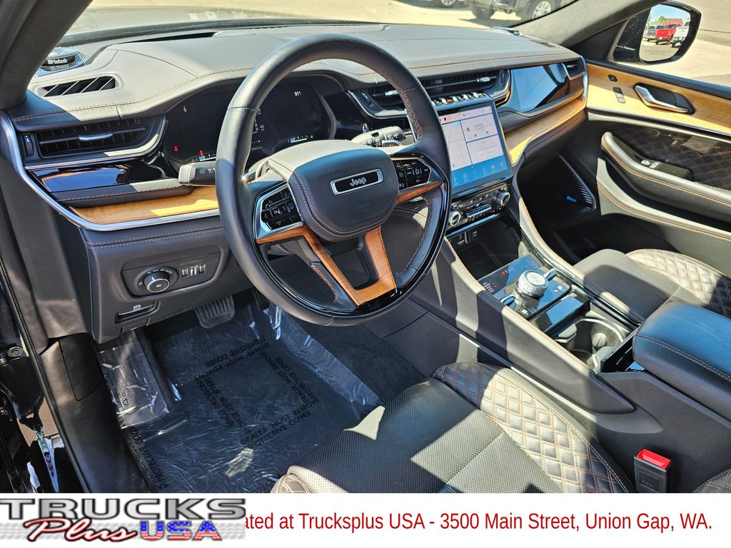 2022 Jeep Grand Cherokee Summit photo 2