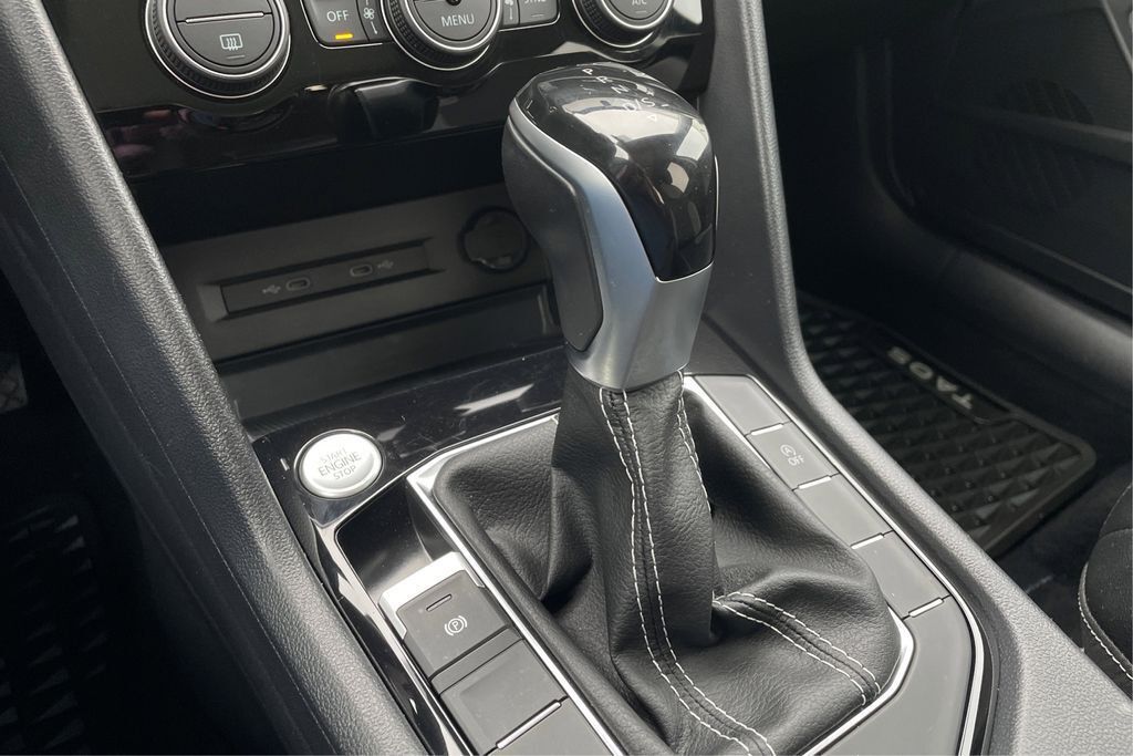 2022 Volkswagen Taos SEL photo 4