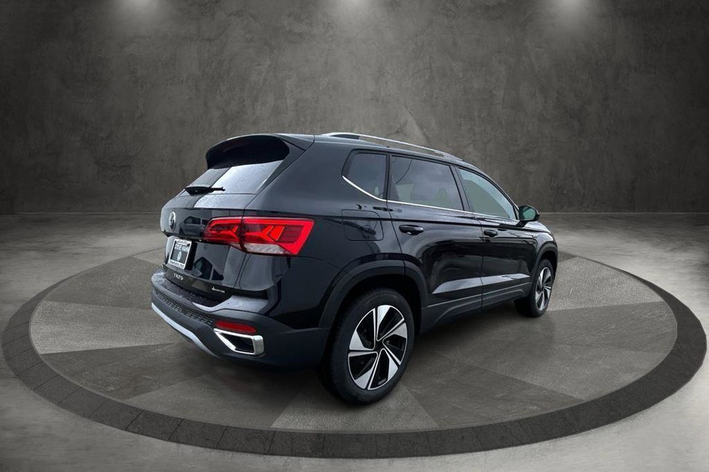 2024 Volkswagen Taos SE photo 2