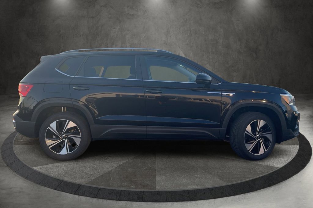 2024 Volkswagen Taos SE photo 2