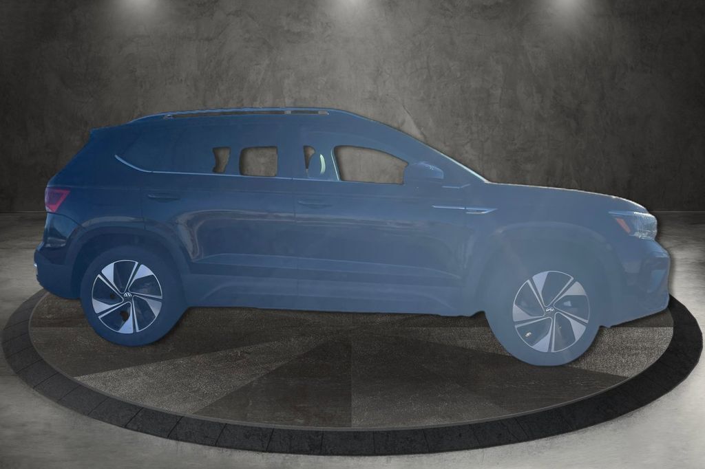 2024 Volkswagen Taos SE photo 2