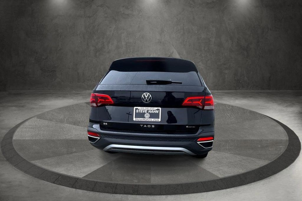 2024 Volkswagen Taos SE photo 3