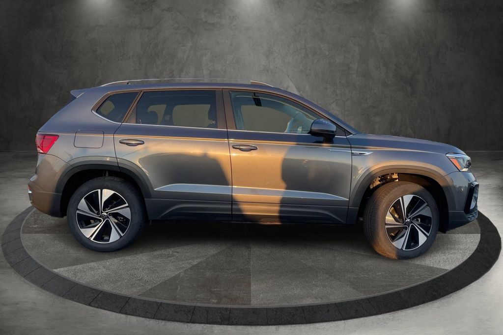2024 Volkswagen Taos SE photo 2