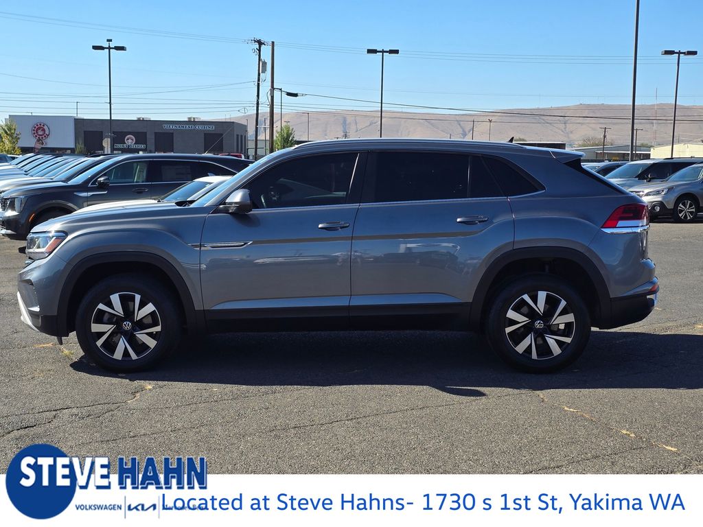 2022 Volkswagen Atlas Cross Sport SE photo 2