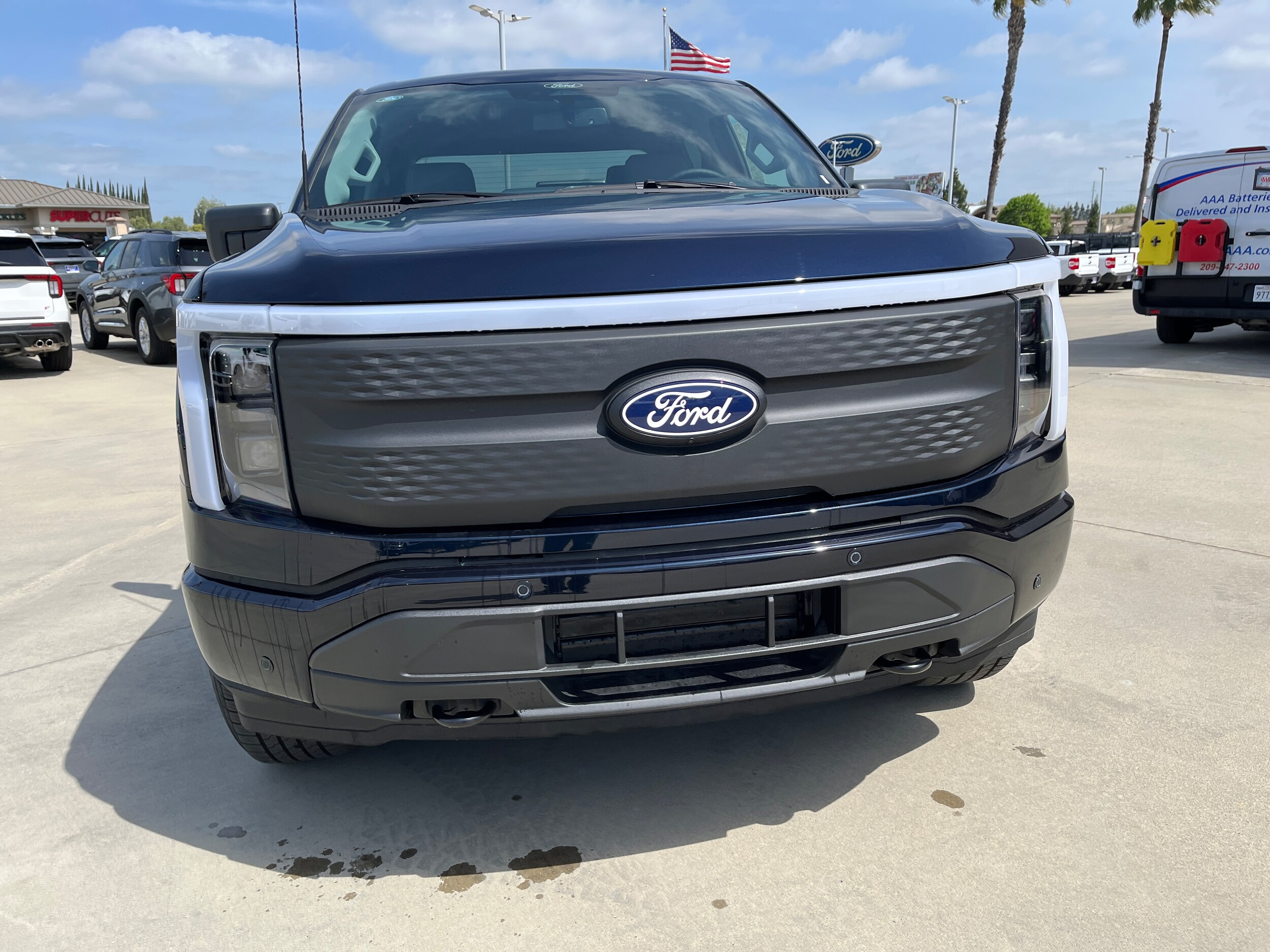 2025 Ford F-150 Lightning photo 4