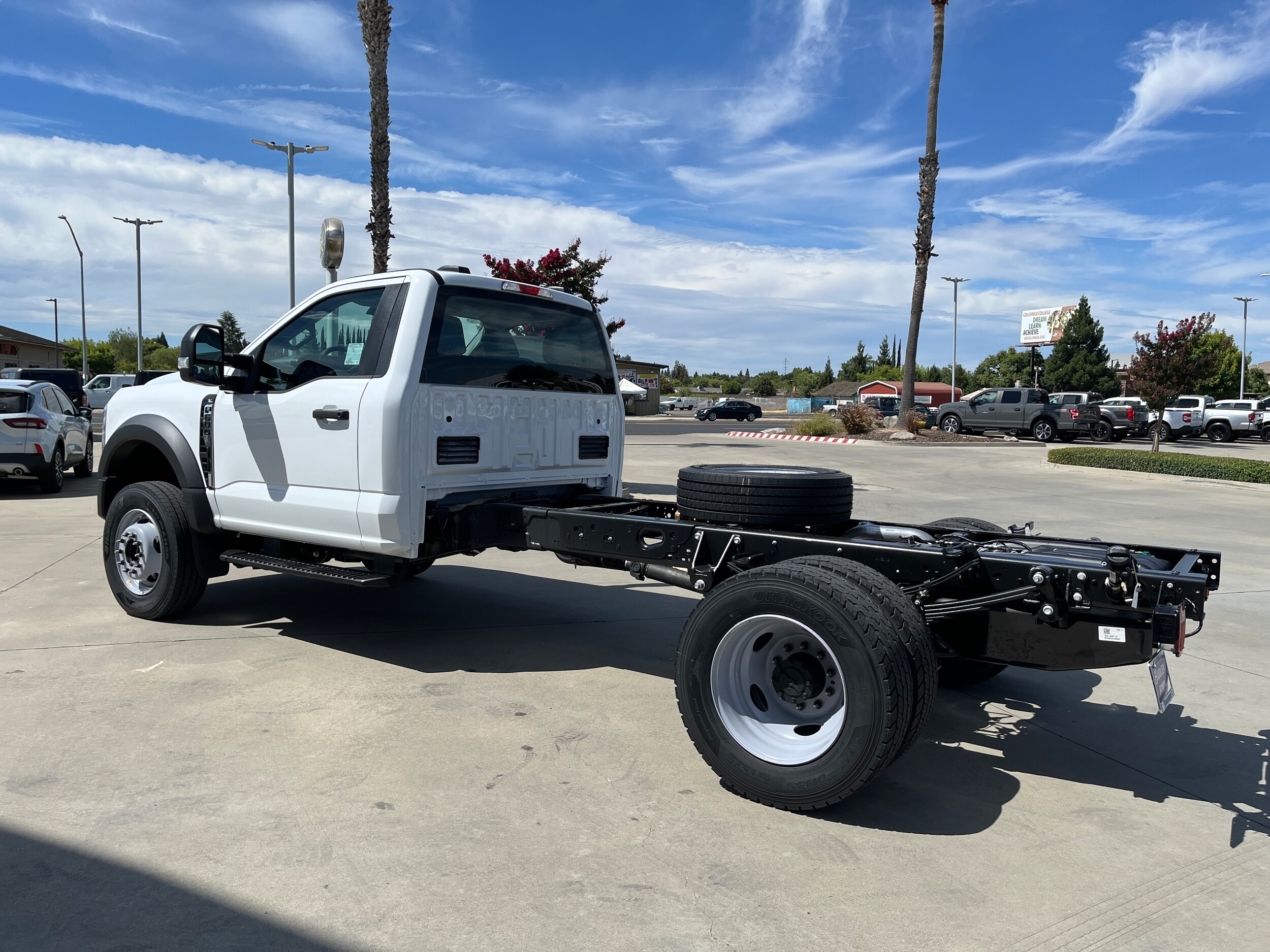 2025 Ford F-600 photo 2