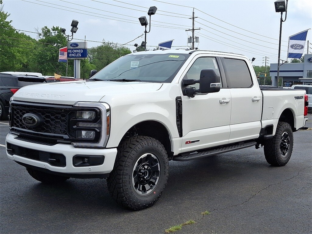 2025 Ford F-350 Lariat photo 2