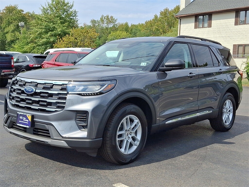 2025 Ford Explorer photo 2