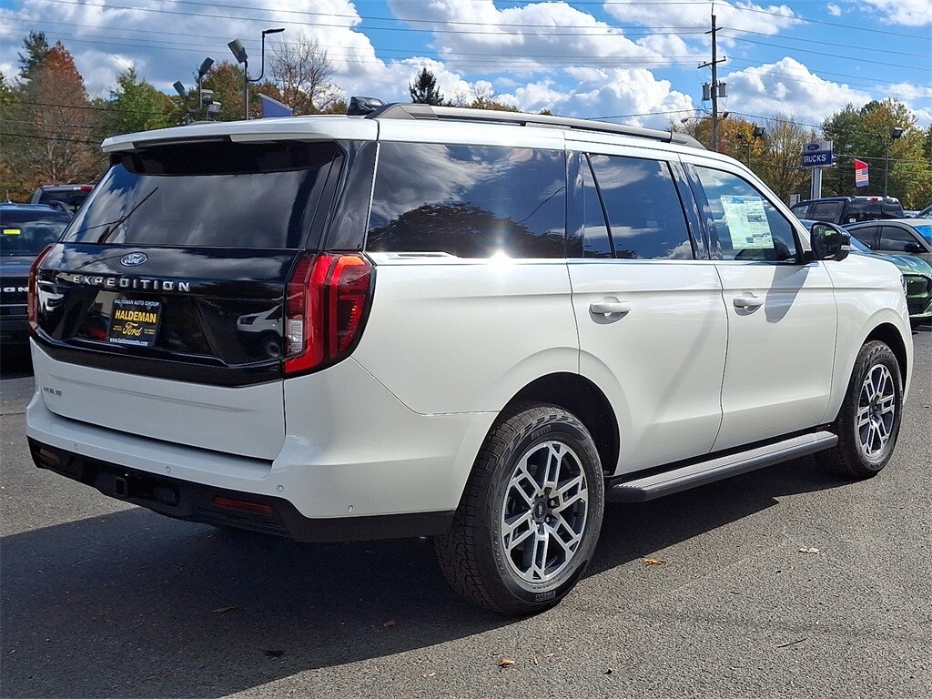 2025 Ford Expedition photo 4