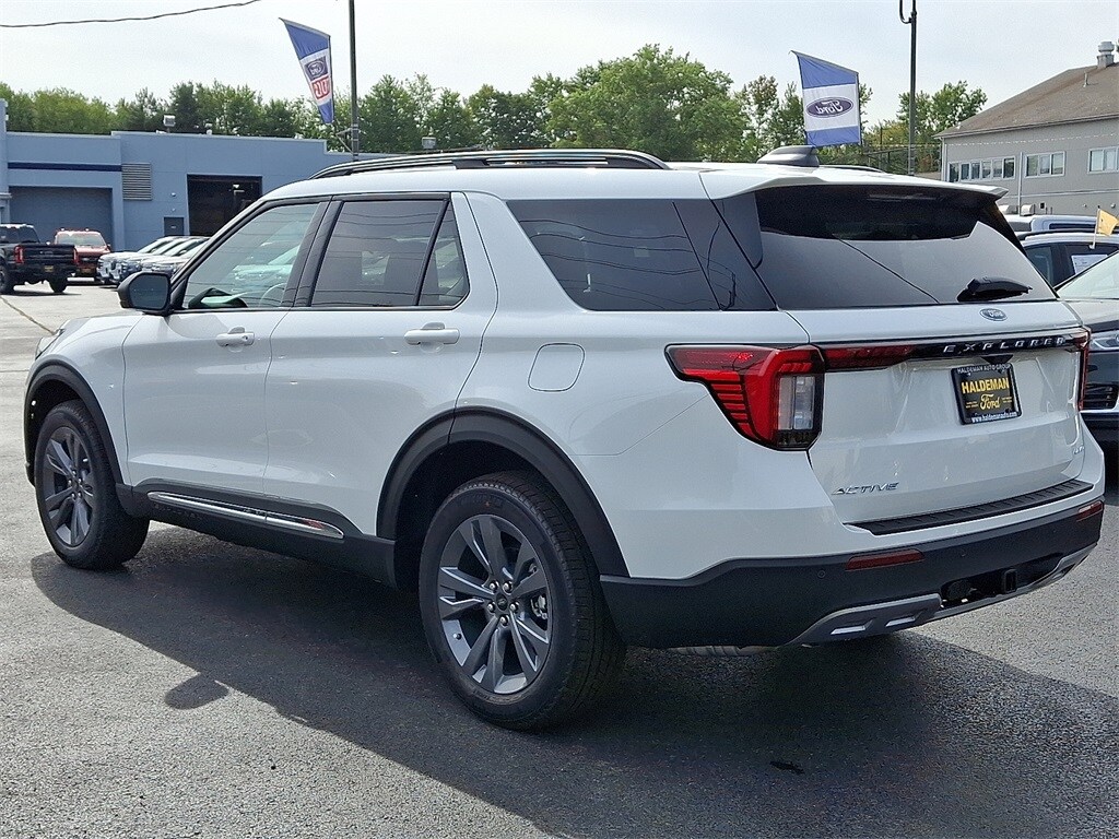2025 Ford Explorer photo 2