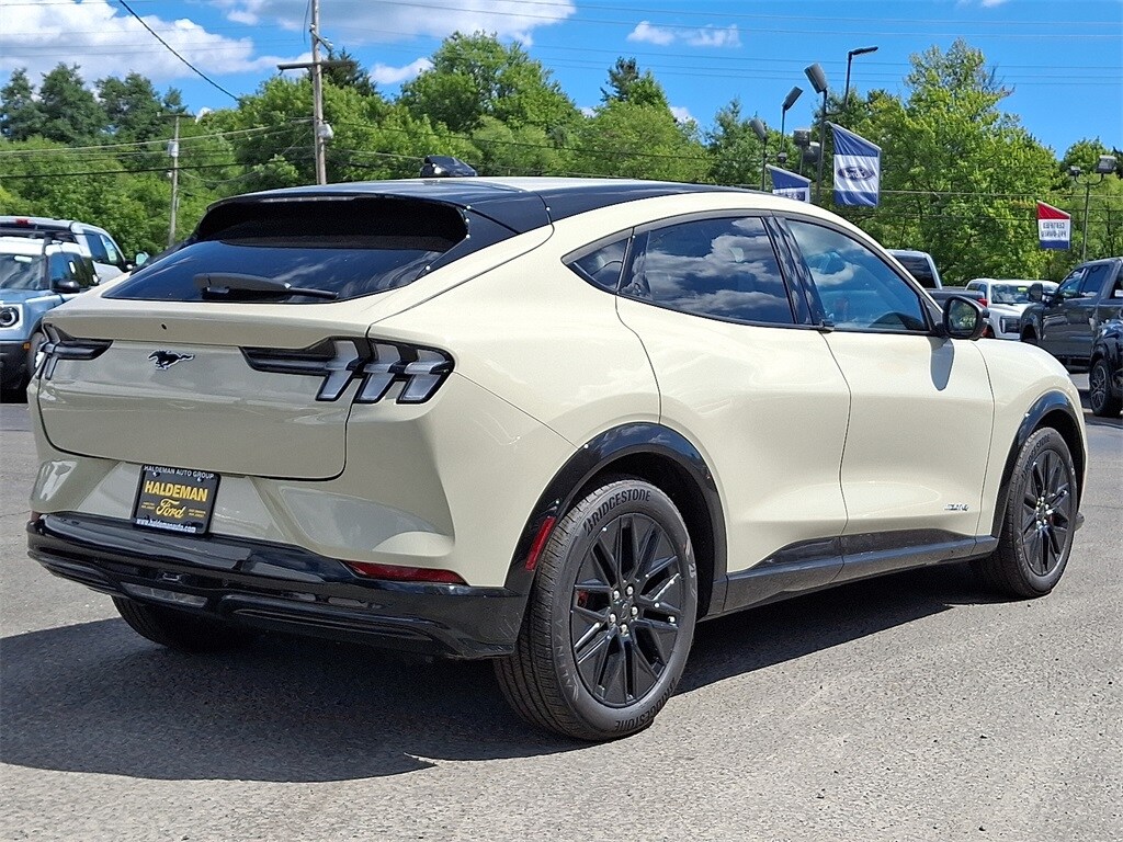 2025 Ford Mustang Mach-E Premium photo 3