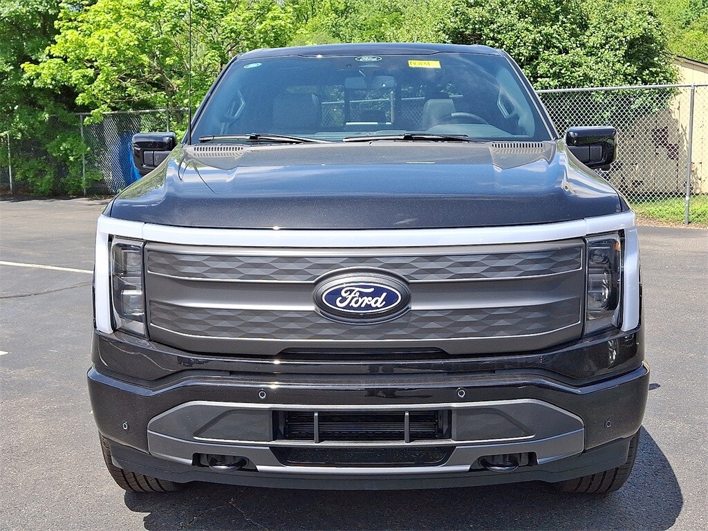 2025 Ford F-150 Lightning Lariat photo 2