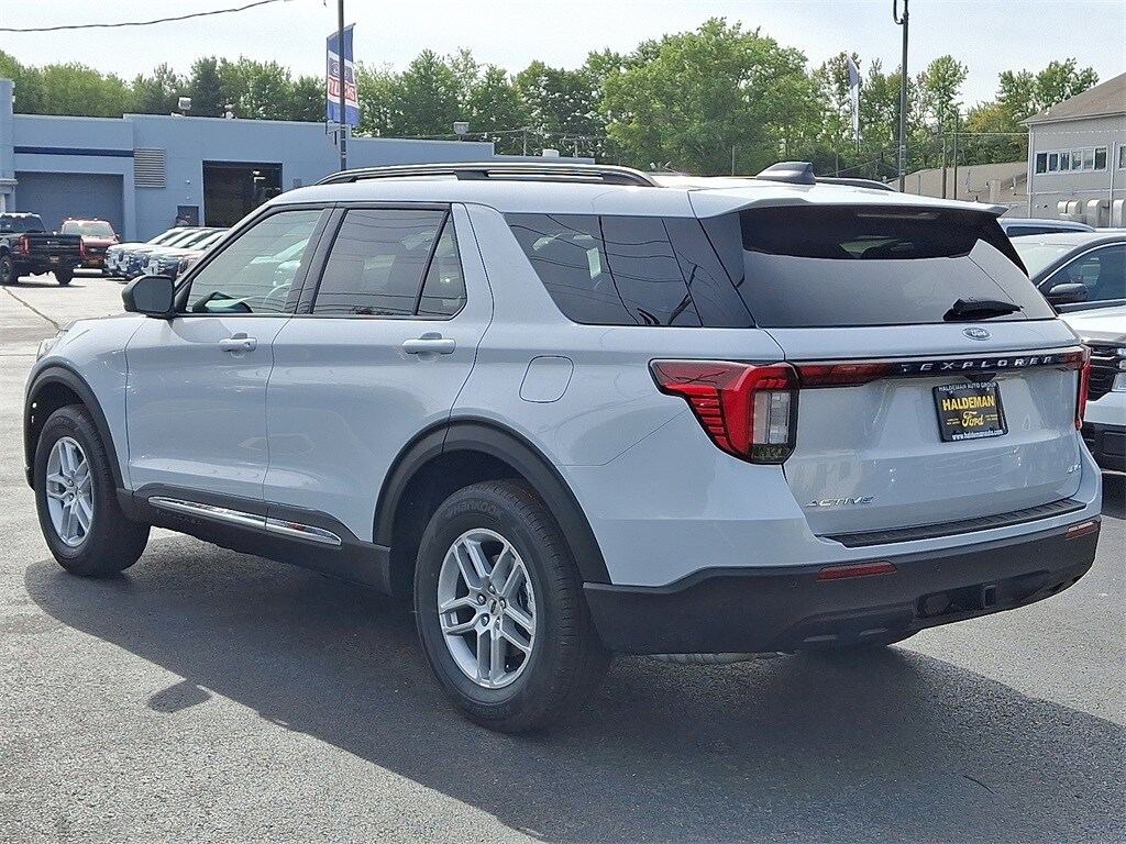 2025 Ford Explorer photo 2