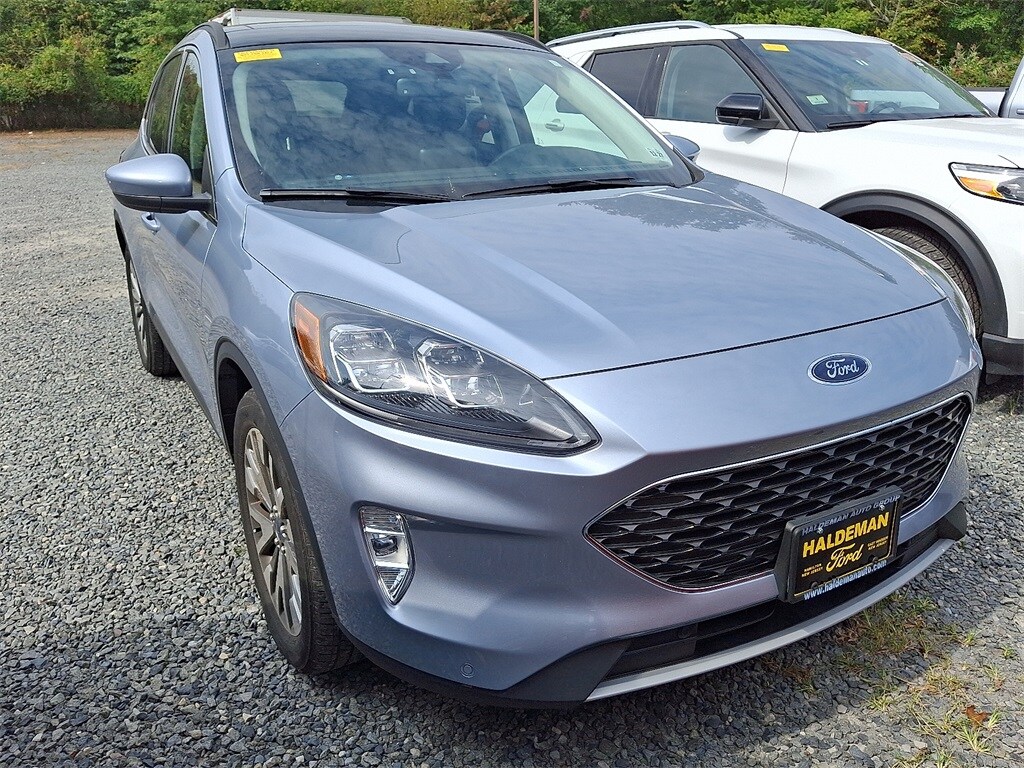 2022 Ford Escape Titanium photo 2
