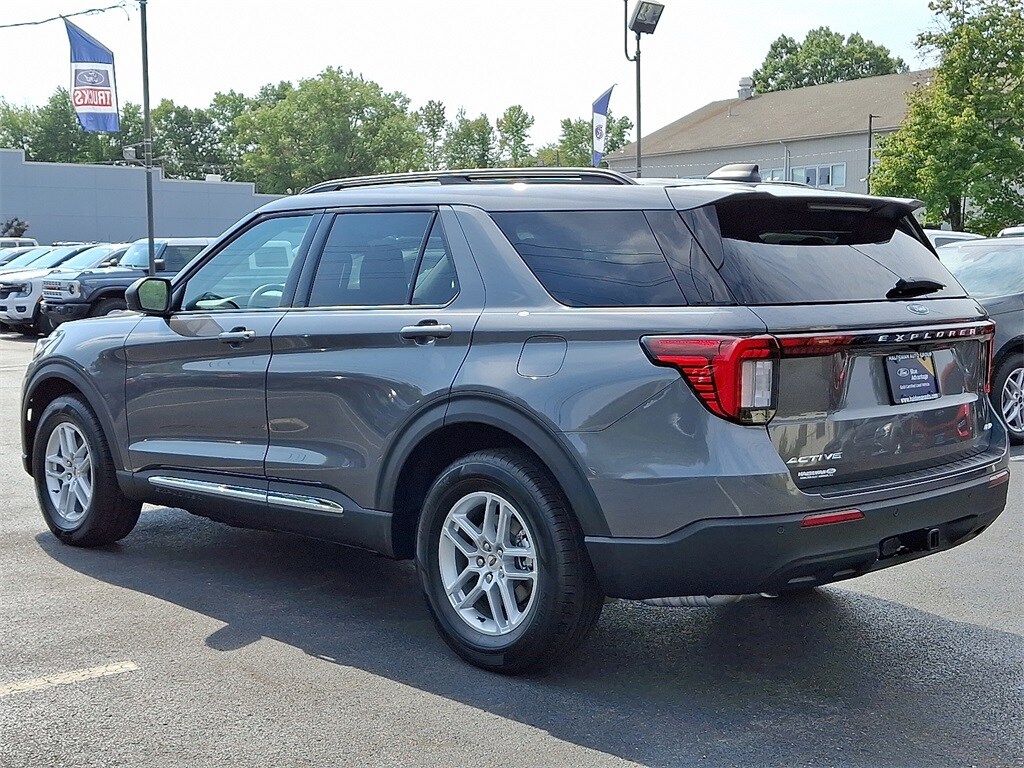 2025 Ford Explorer photo 3