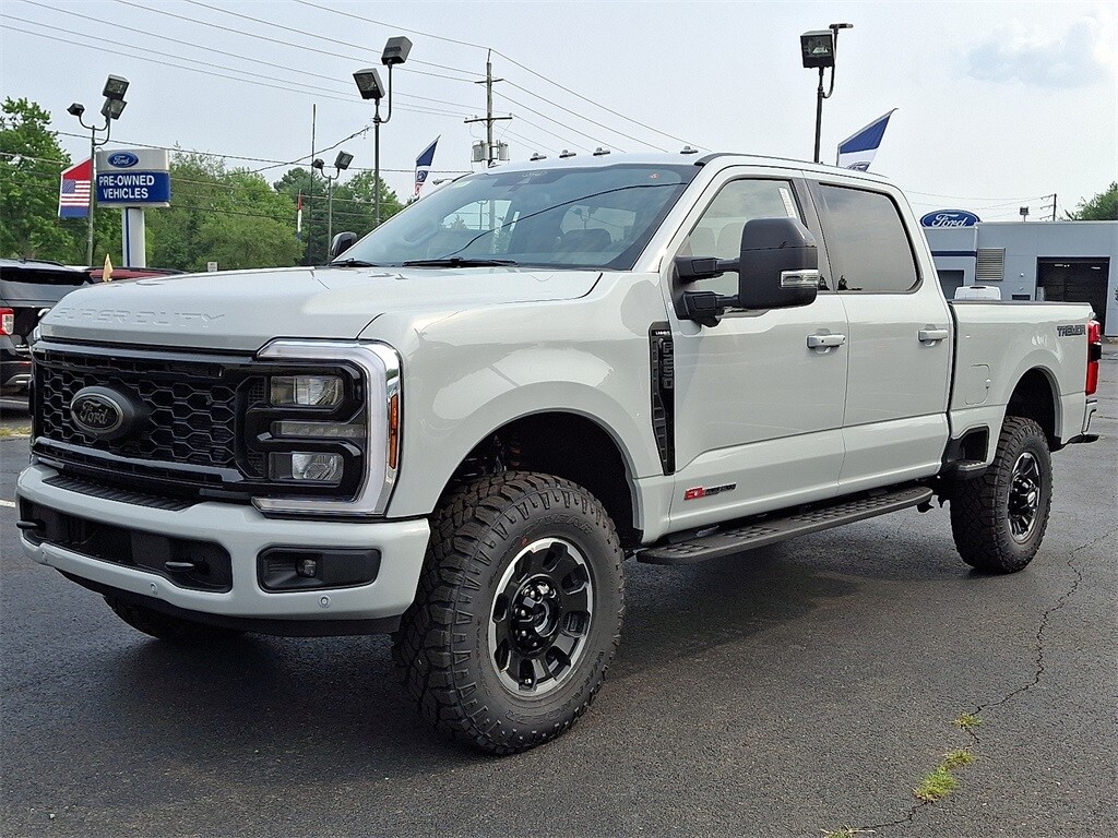 2025 Ford F-250 Lariat photo 2