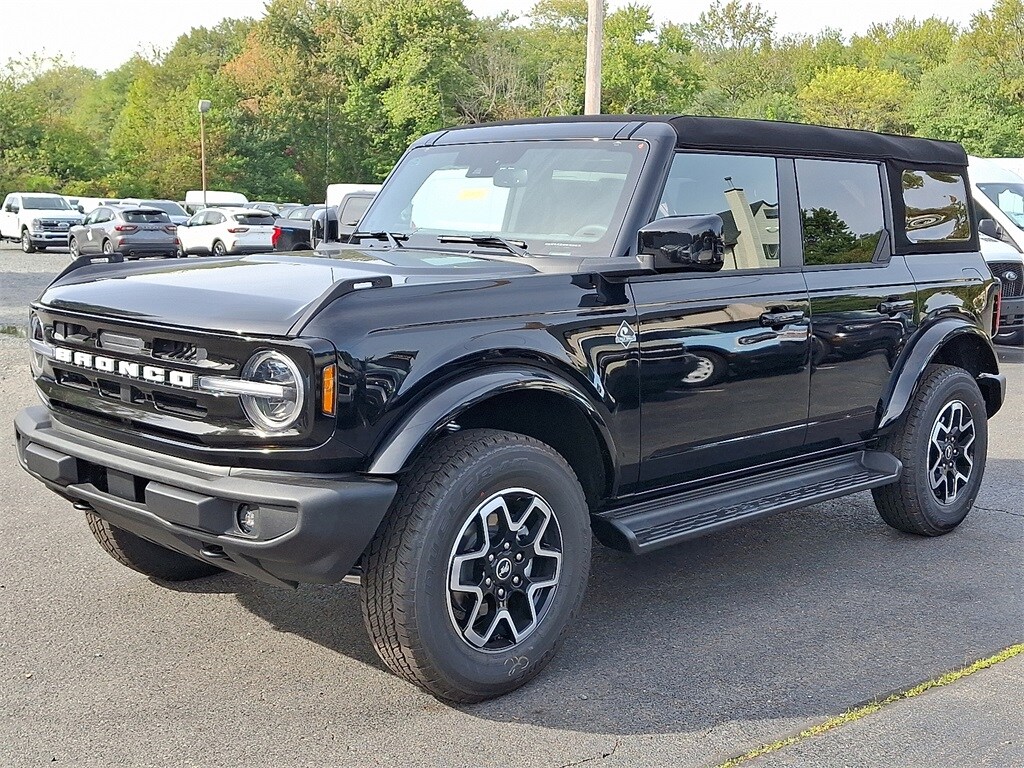 2025 Ford Bronco Outer Banks photo 2