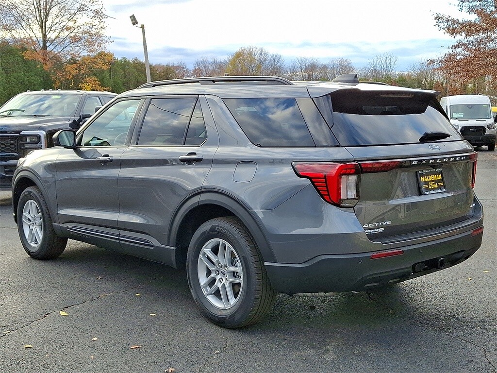 2026 Ford Explorer photo 2