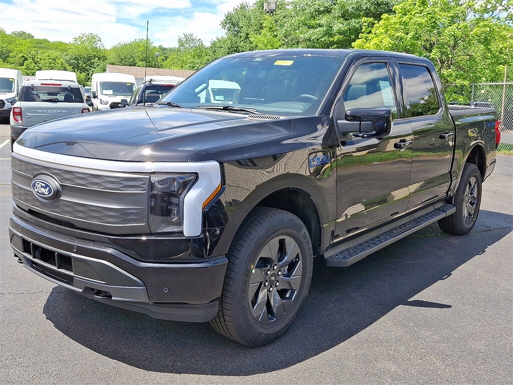 2025 Ford F-150 Lightning Lariat photo 3