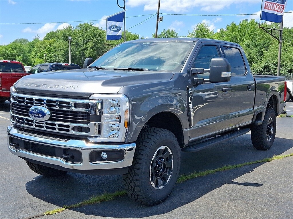2025 Ford F-350 XLT photo 2