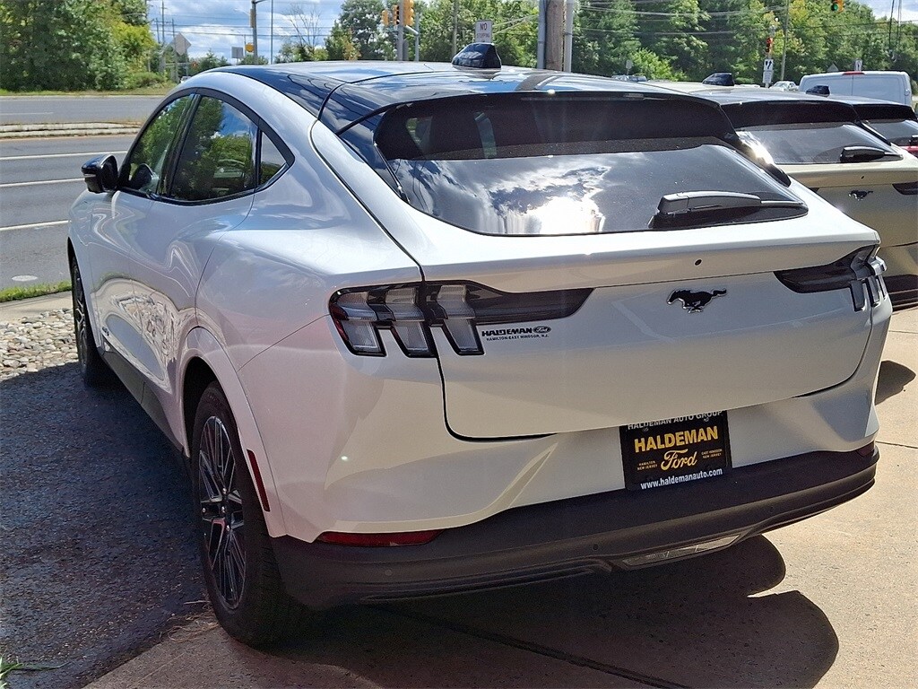 2025 Ford Mustang Mach-E Premium photo 4