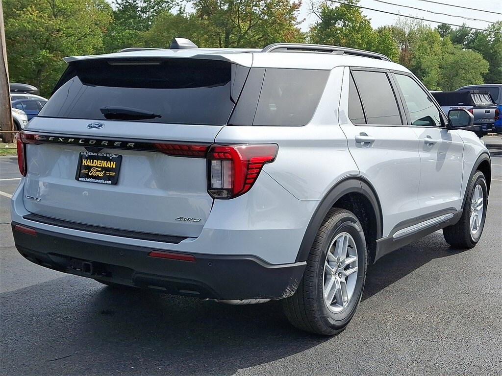 2025 Ford Explorer photo 3