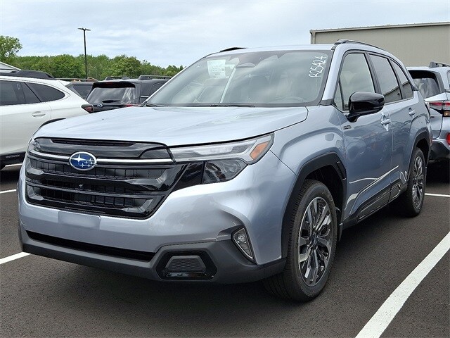 2025 Subaru Forester Touring photo 2