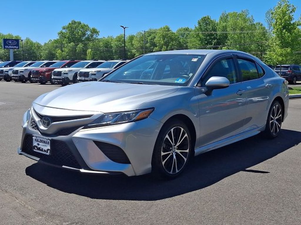 Used 2020 Toyota Camry SE Sedan