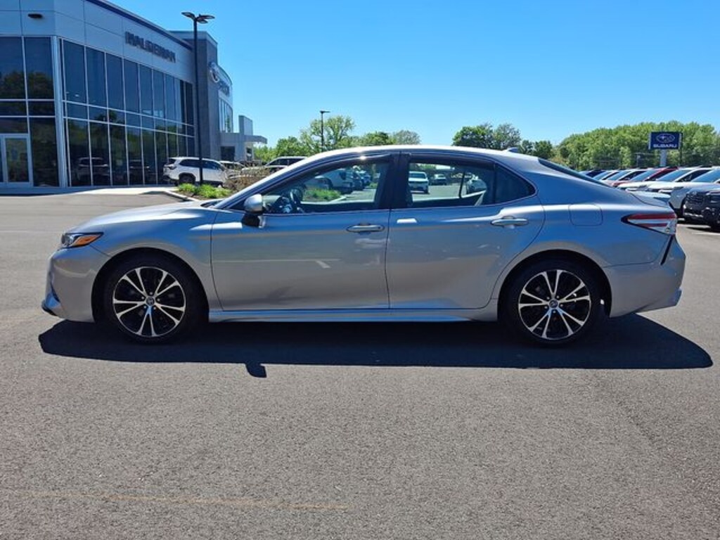 Used 2020 Toyota Camry SE Sedan