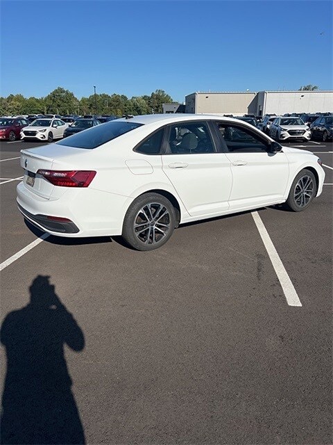 2022 Volkswagen Jetta 1.5T Sport photo 3