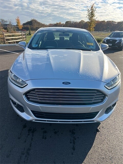 2015 Ford Fusion SE photo 2