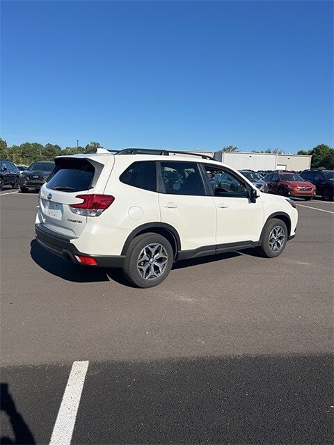 2023 Subaru Forester Premium photo 3