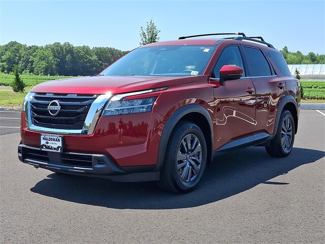 2022 Nissan Pathfinder SV photo 3