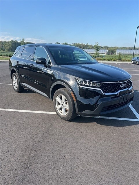 2023 Kia Sorento LX photo 2