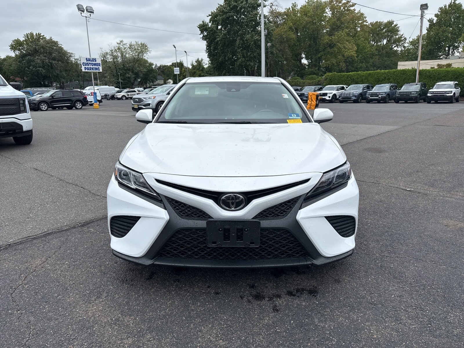 2020 Toyota Camry SE photo 2