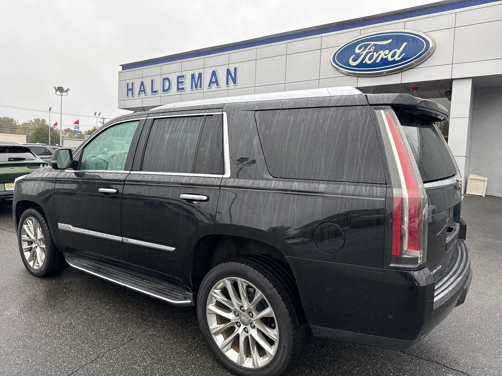 2020 Cadillac Escalade Luxury photo 4