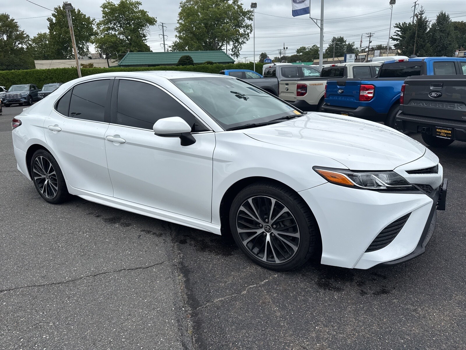 2020 Toyota Camry SE photo 3