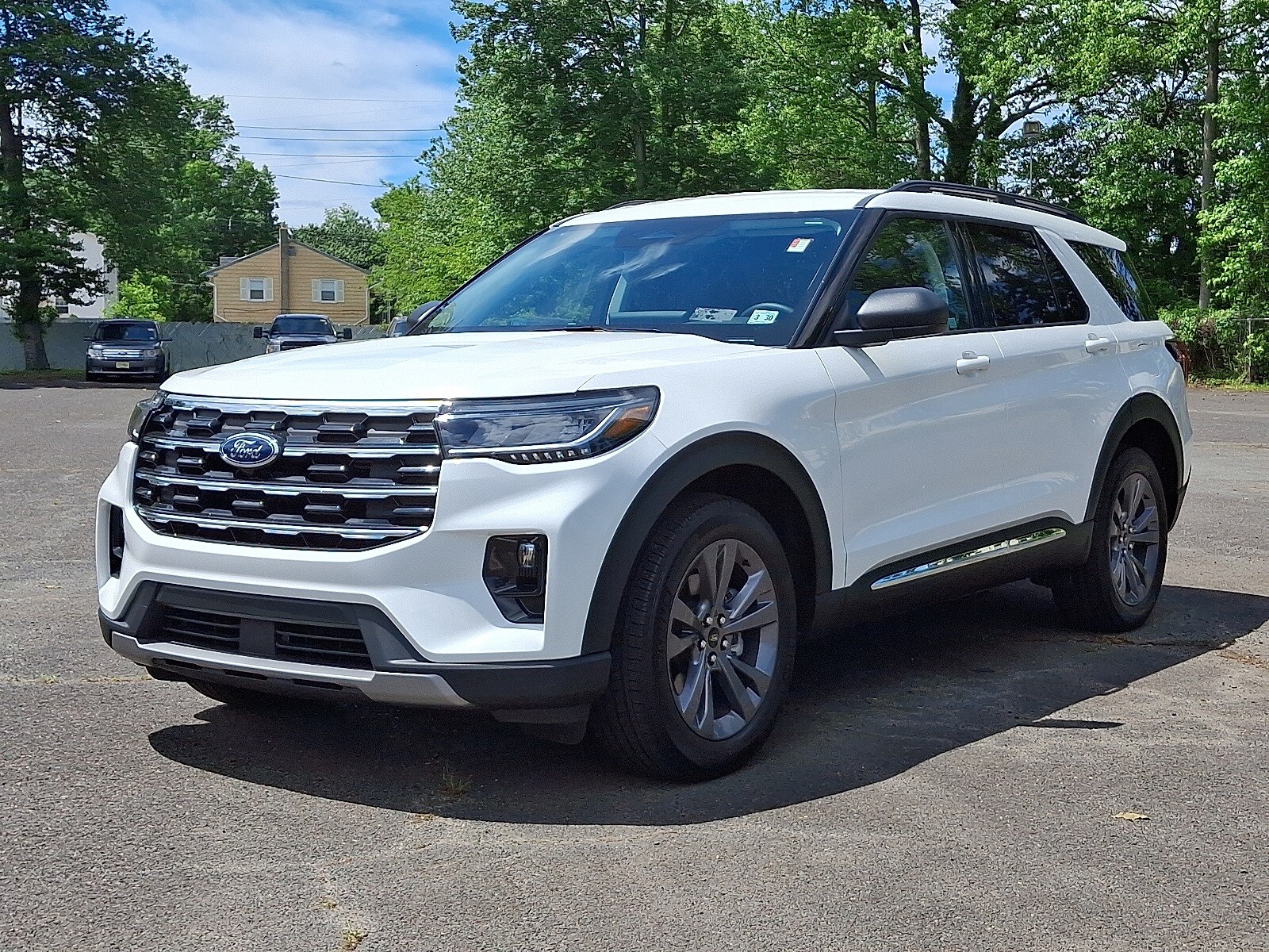2025 Ford Explorer photo 3