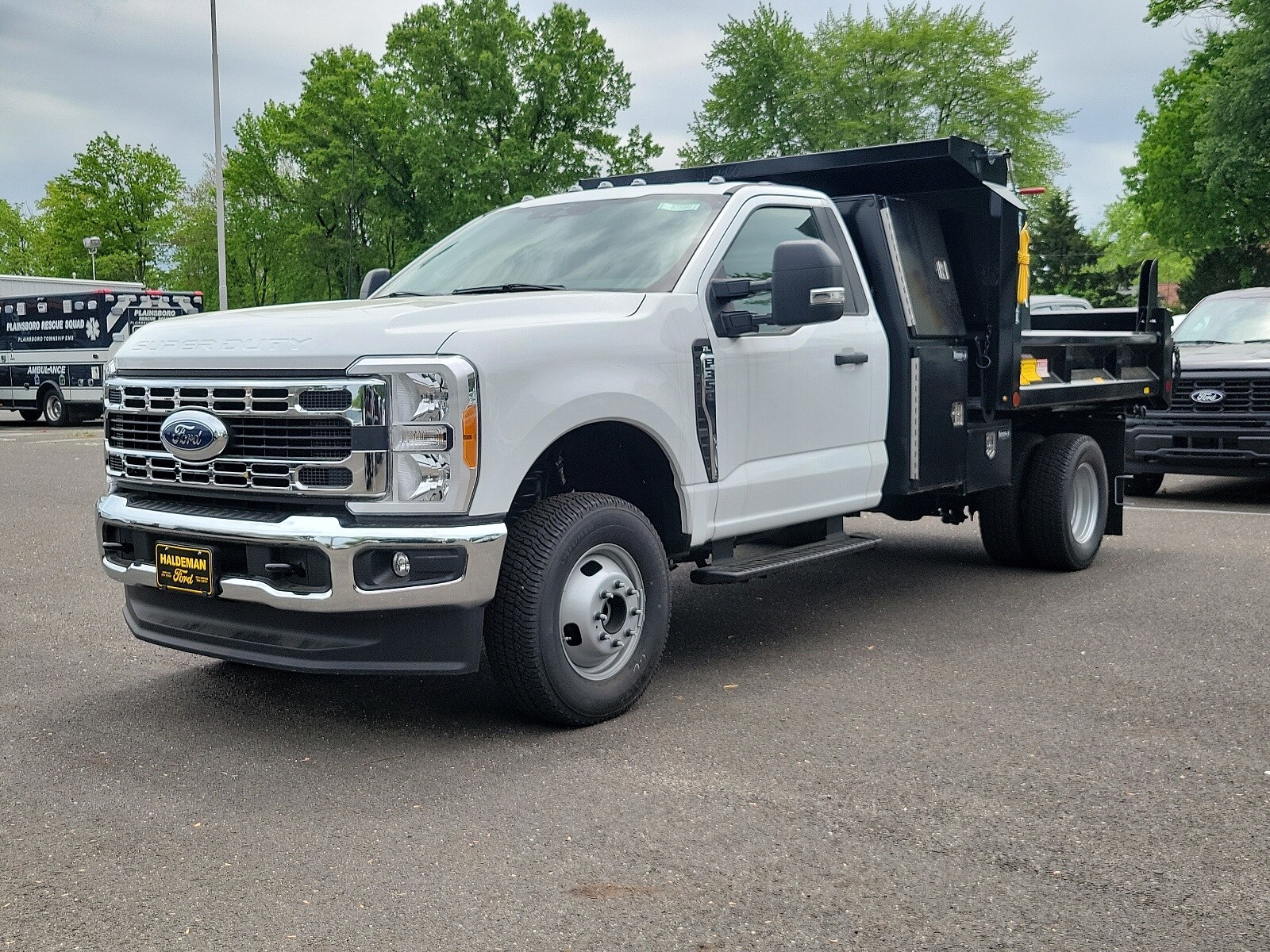 2023 Ford F-350 photo 2