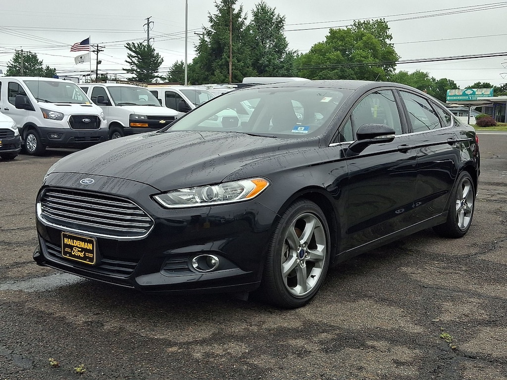 Used 2016 Ford Fusion SE Sedan