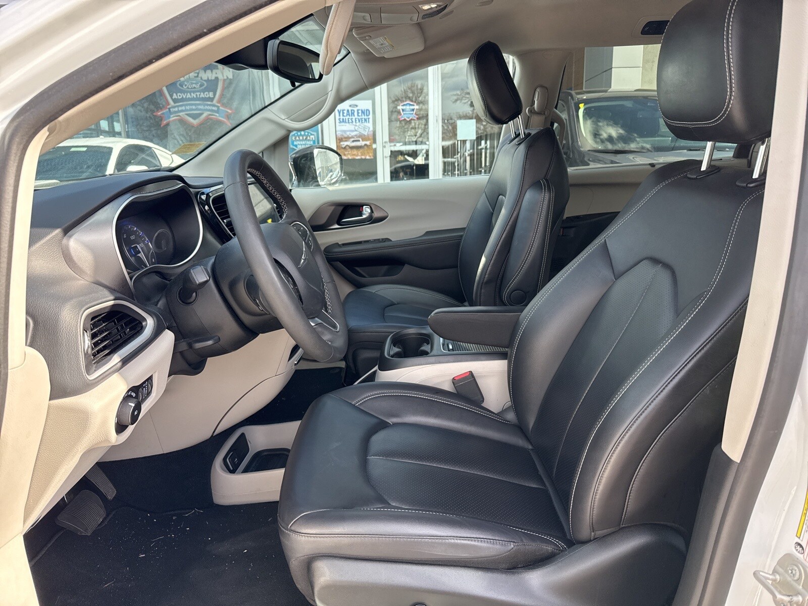 2024 Chrysler Pacifica Touring L photo 2