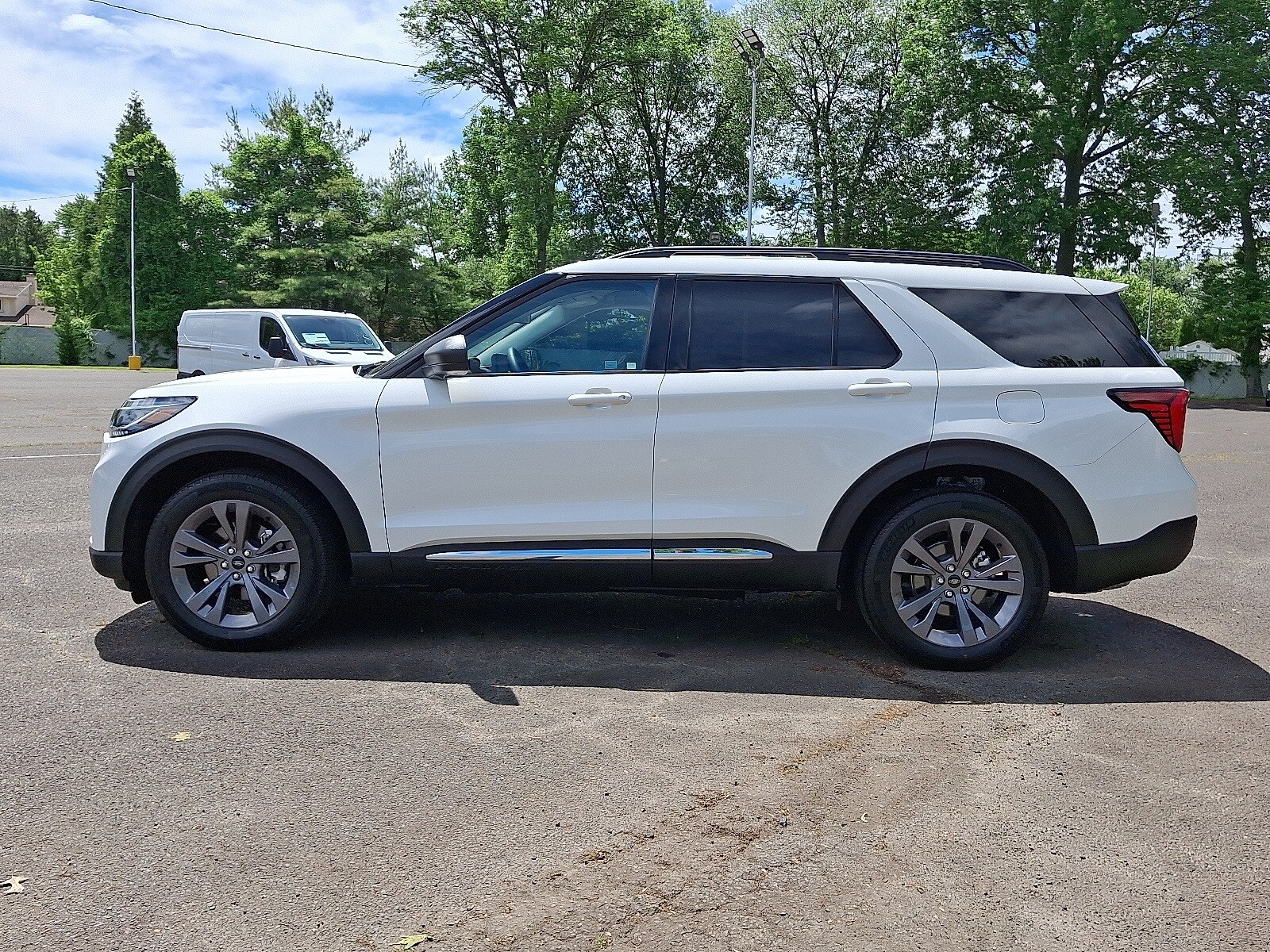 2025 Ford Explorer photo 4