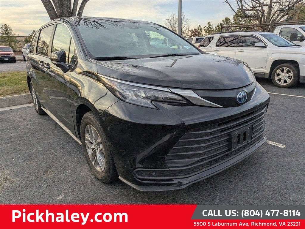 2024 Toyota Sienna LE's photo