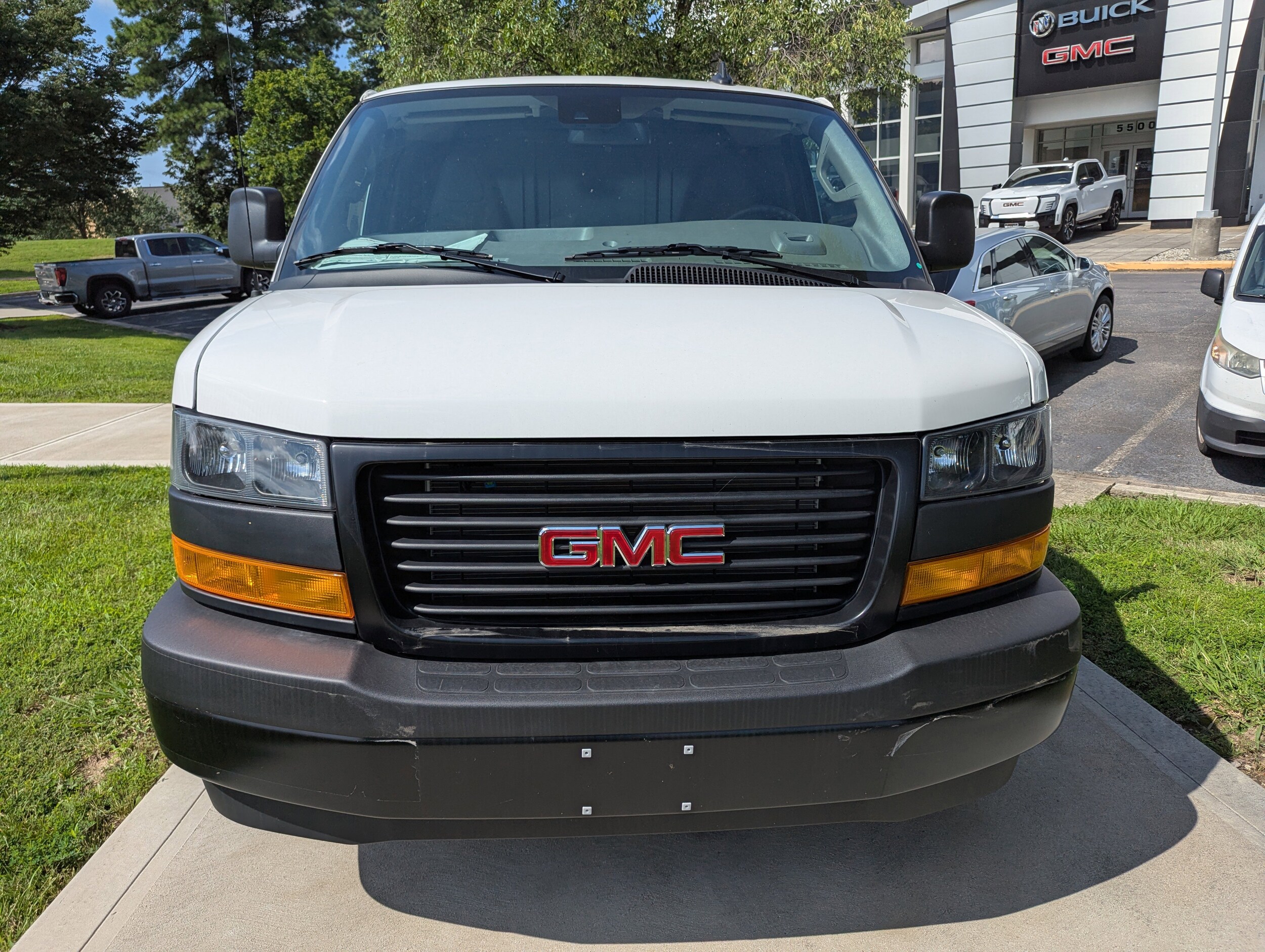 2025 Gmc Savana Cargo 2500 photo 3
