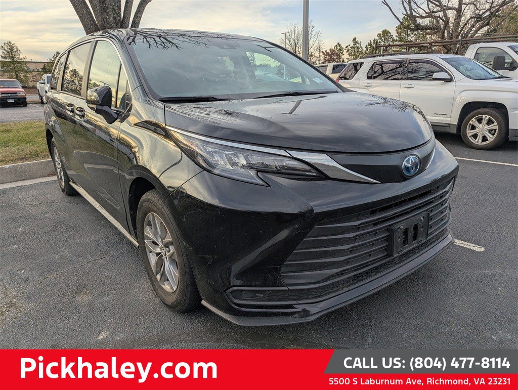 2024 Toyota Sienna LE's photo
