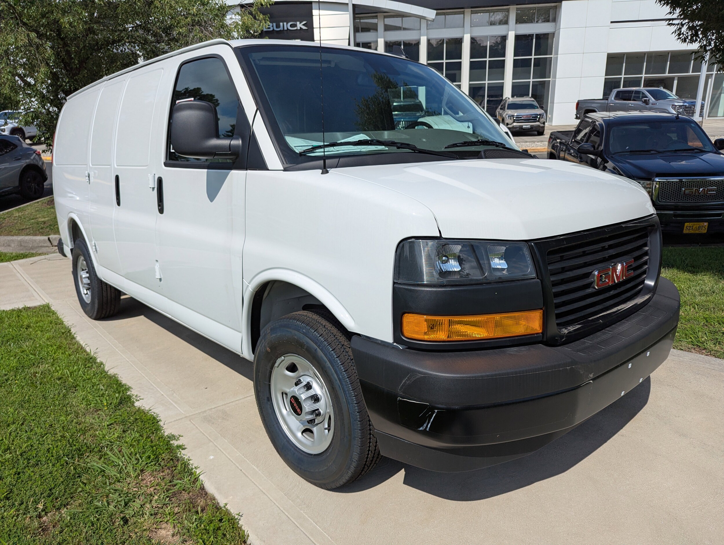2025 Gmc Savana Cargo 2500 photo 2