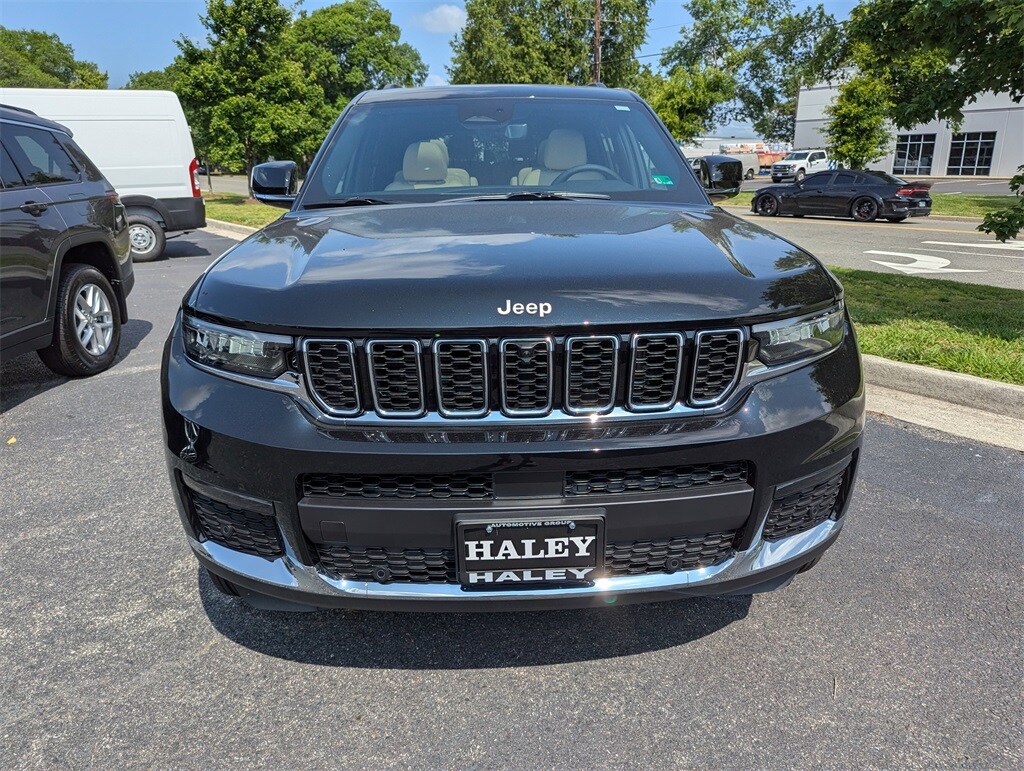 2025 Jeep Grand Cherokee Limited photo 3