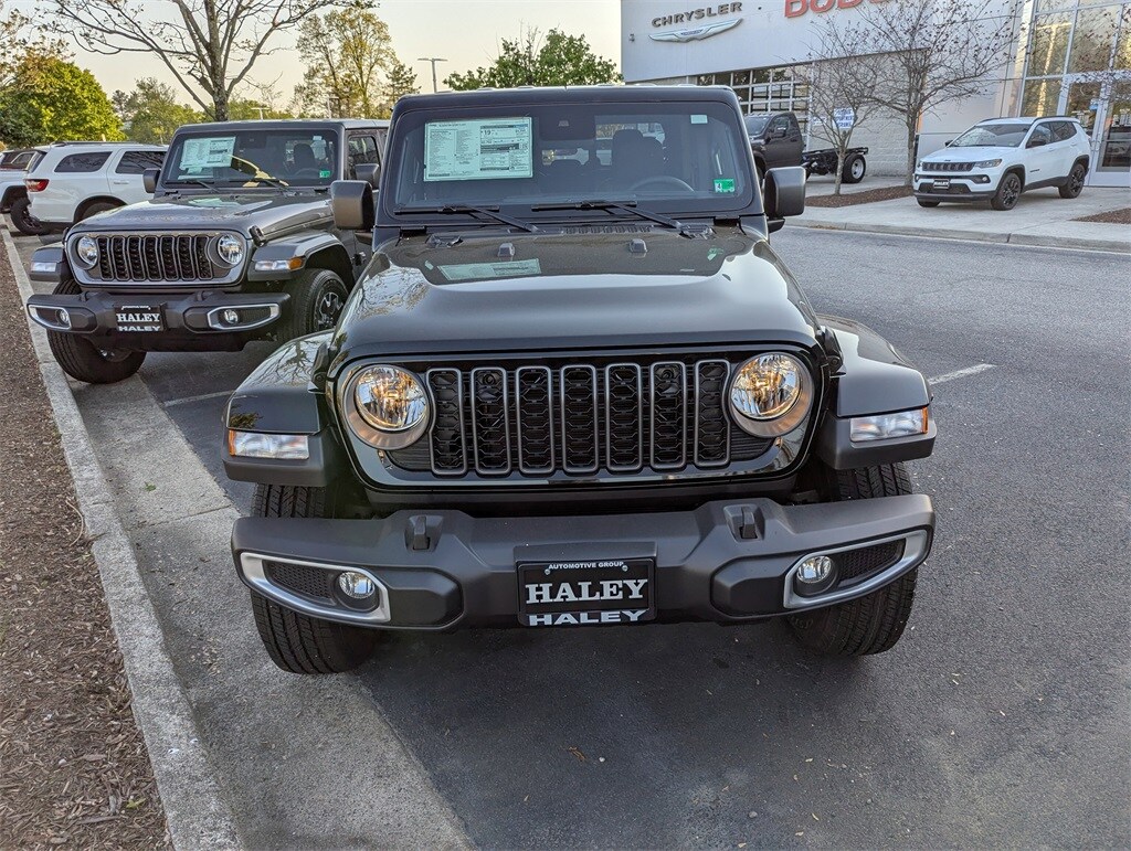 2025 Jeep Gladiator Sport S photo 3